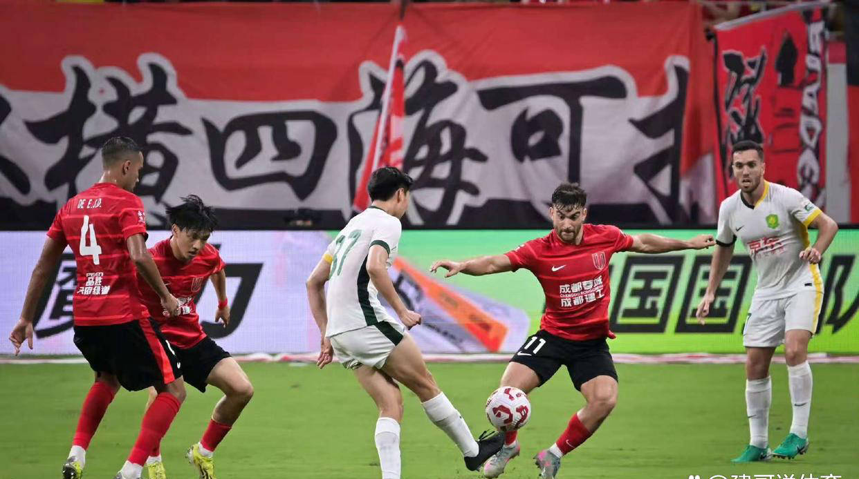 开云APP-热门球队在比赛中表现出色引发热议