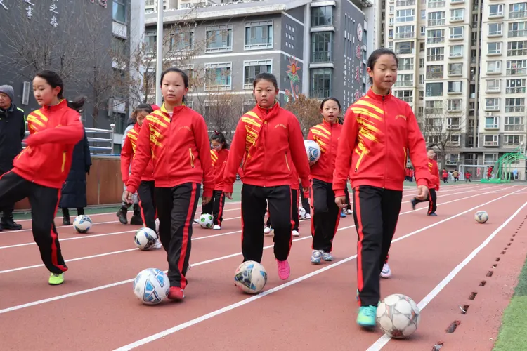 球队训练备战，主教练积极指导球员提升的简单介绍