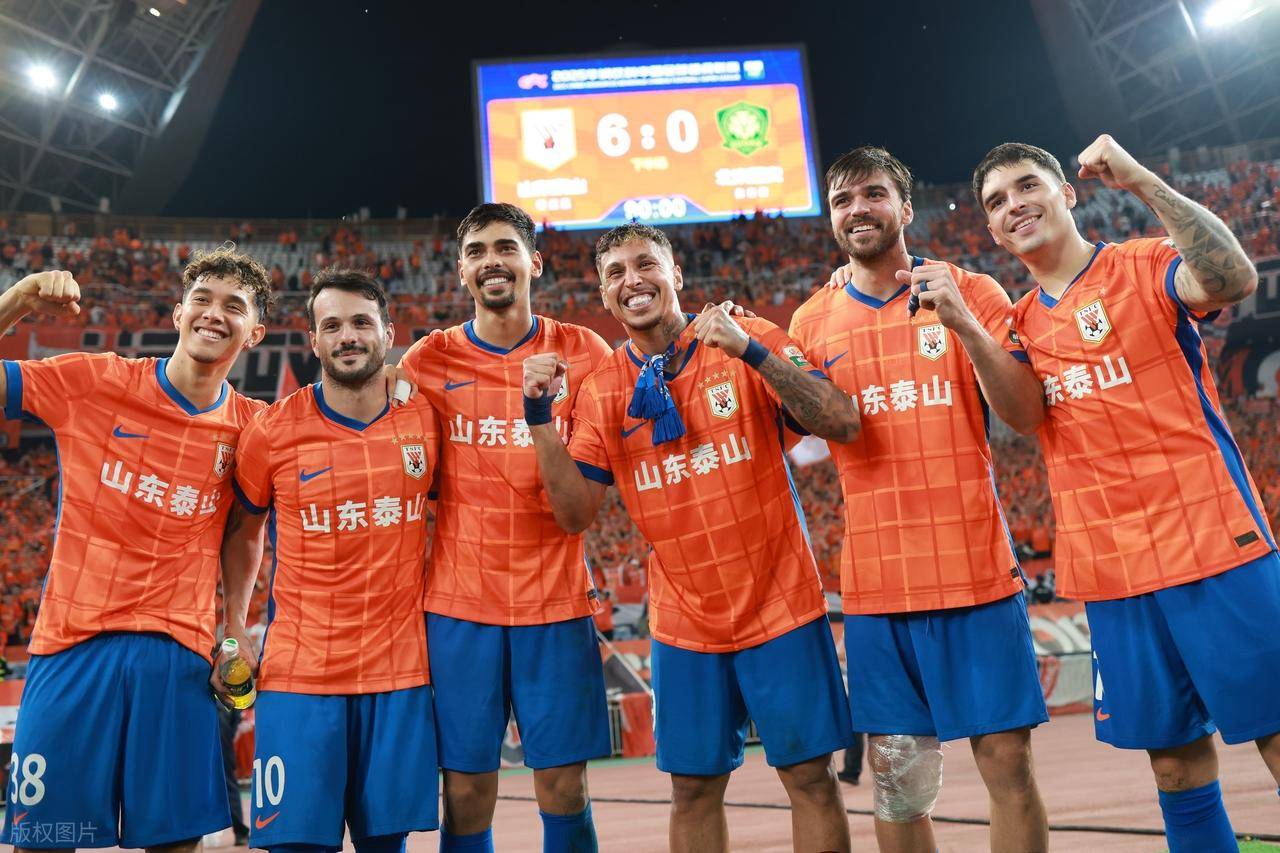 开云sport-足球场上充满悬念，双方实力旗鼓相当