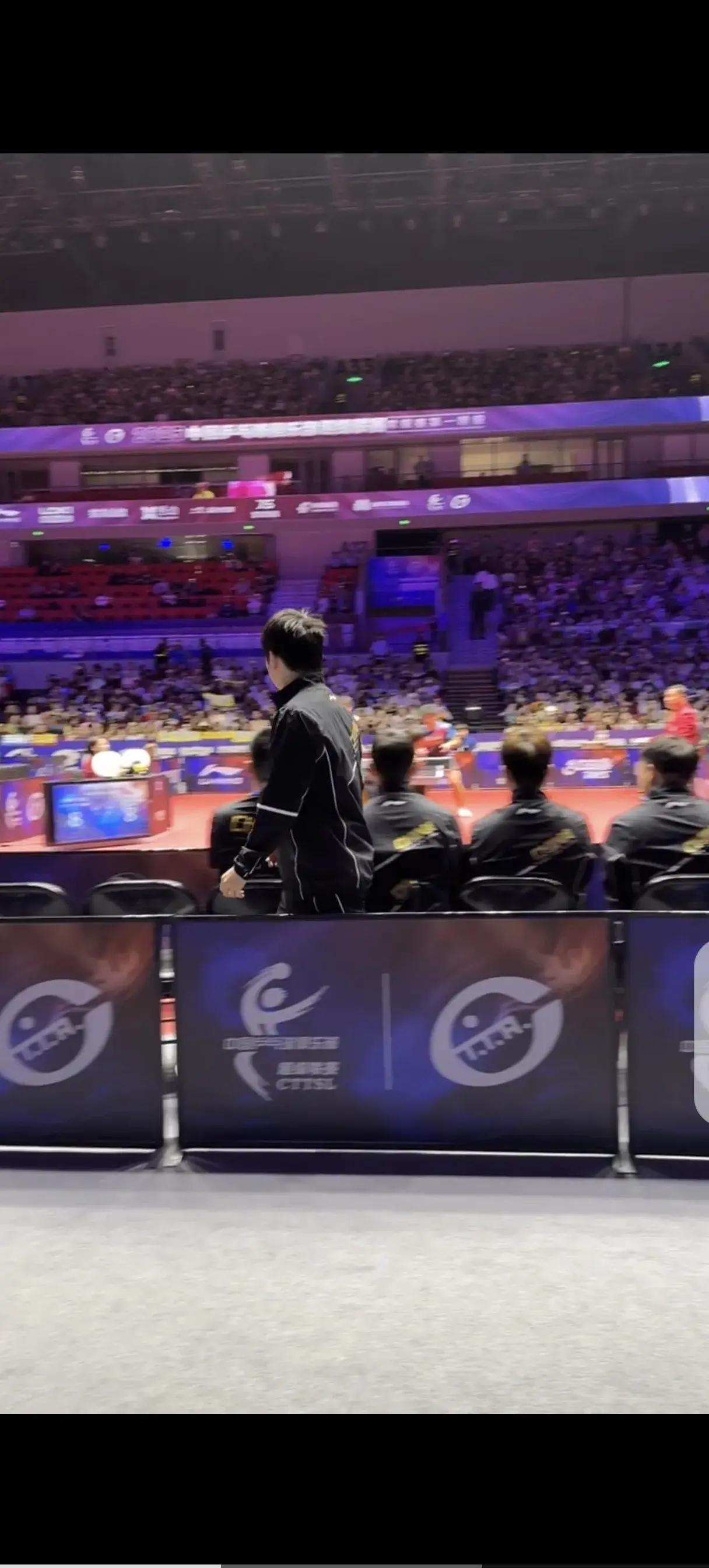 东道主选手斩获冠军，引发观众热烈欢呼的简单介绍