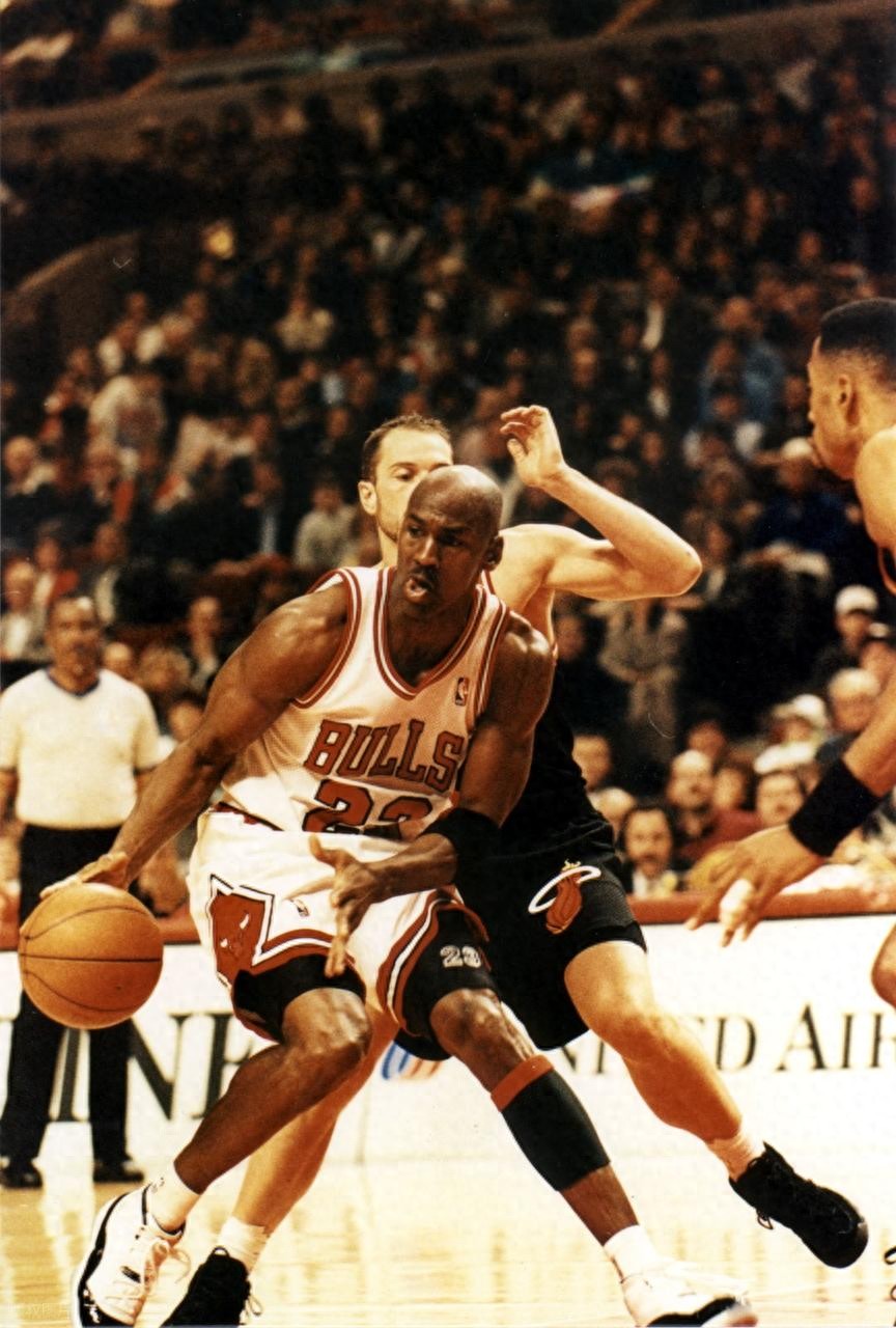 篮球选手刷新世界纪录,震撼全场 篮球选手刷新世界纪录,震撼全场