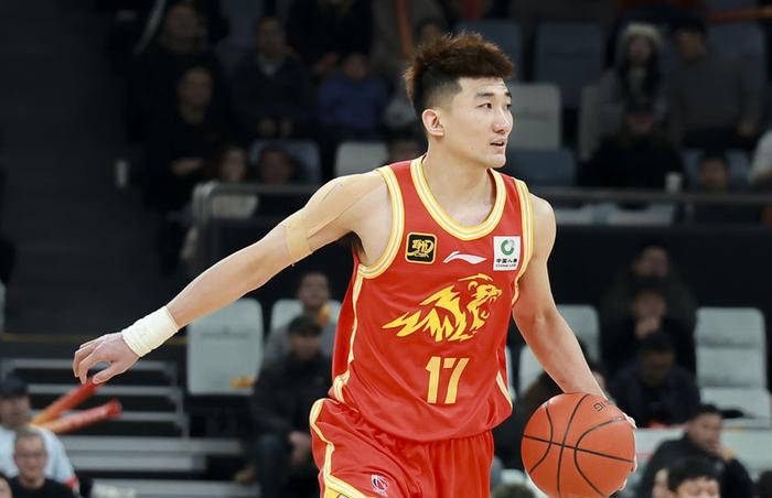 开云下载-深圳队完胜湖人，孙铭徽点燃赛场