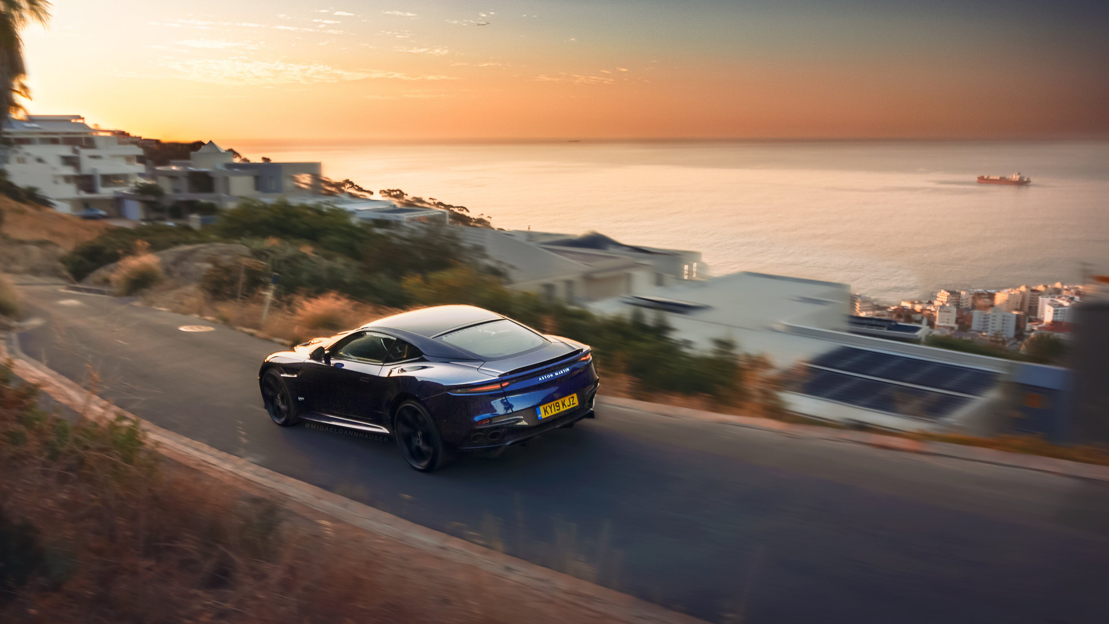 看到您的需求,这里提供一个将两个看似不相关的体育事件,通过竞技体育的戏剧性这一内核联系起来的独特构思